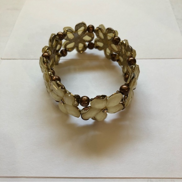 Pretty Bracelet with Flower Design - Picture 5 of 5